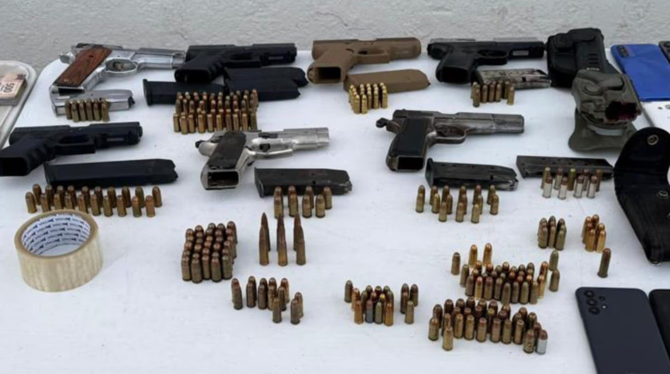 Aseguran armas, dinero y hasta relojes inteligentes en el penal de Aguaruto en Culiacán